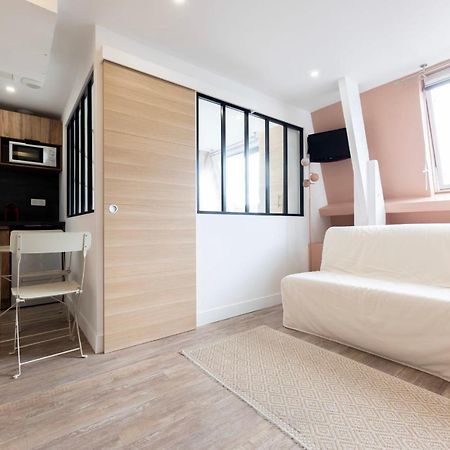 Amazing Apartment Under The Roof In Paris 8Th Bagian luar foto