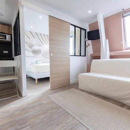 Amazing Apartment Under The Roof In Paris 8Th Bagian luar foto