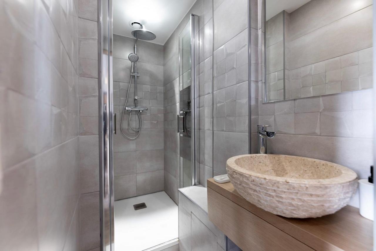 Amazing Apartment Under The Roof In Paris 8Th Bagian luar foto