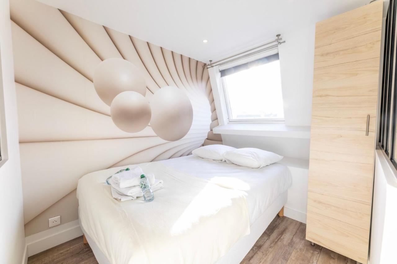 Amazing Apartment Under The Roof In Paris 8Th Bagian luar foto