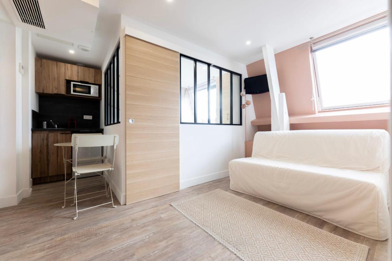 Amazing Apartment Under The Roof In Paris 8Th Bagian luar foto