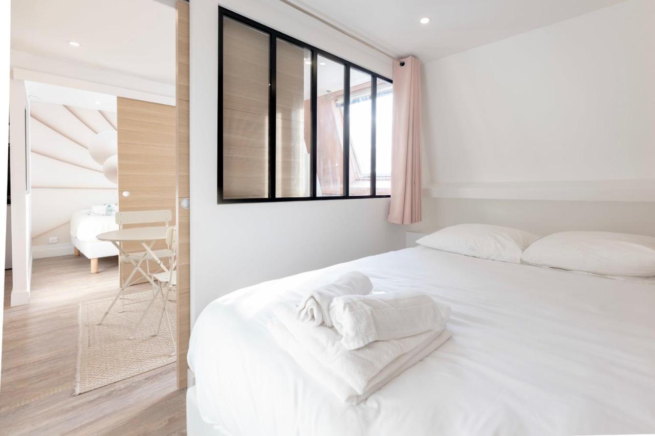 Amazing Apartment Under The Roof In Paris 8Th Bagian luar foto