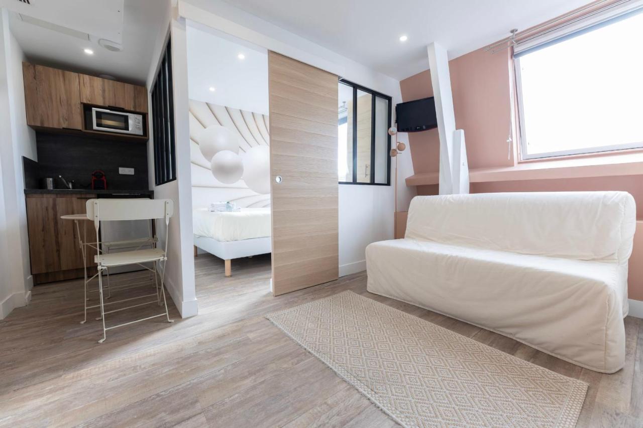 Amazing Apartment Under The Roof In Paris 8Th Bagian luar foto