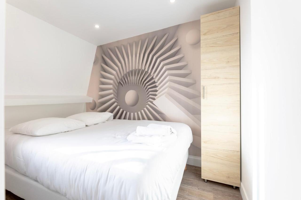 Amazing Apartment Under The Roof In Paris 8Th Bagian luar foto