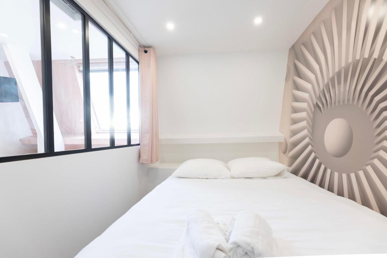 Amazing Apartment Under The Roof In Paris 8Th Bagian luar foto