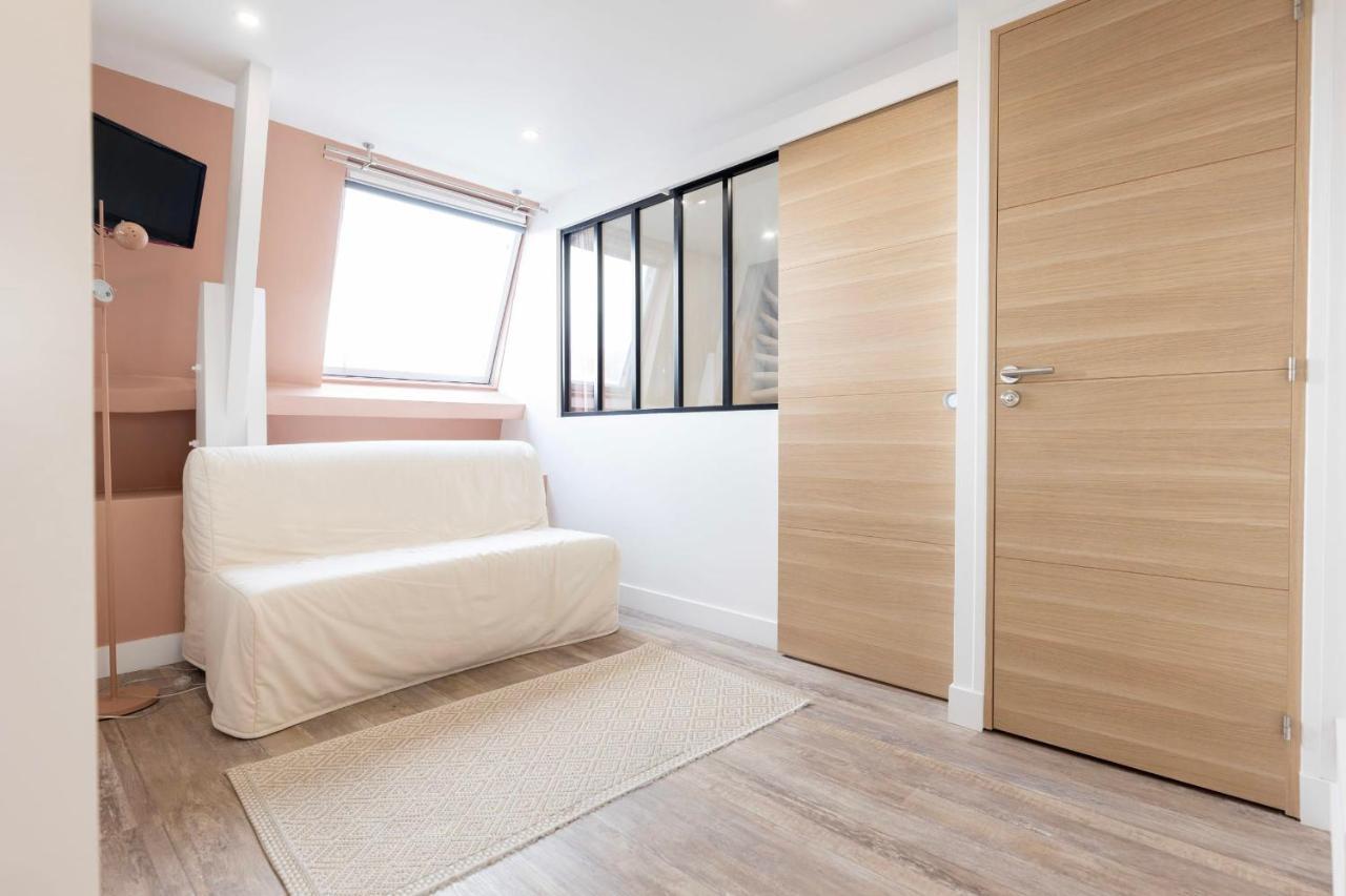 Amazing Apartment Under The Roof In Paris 8Th Bagian luar foto