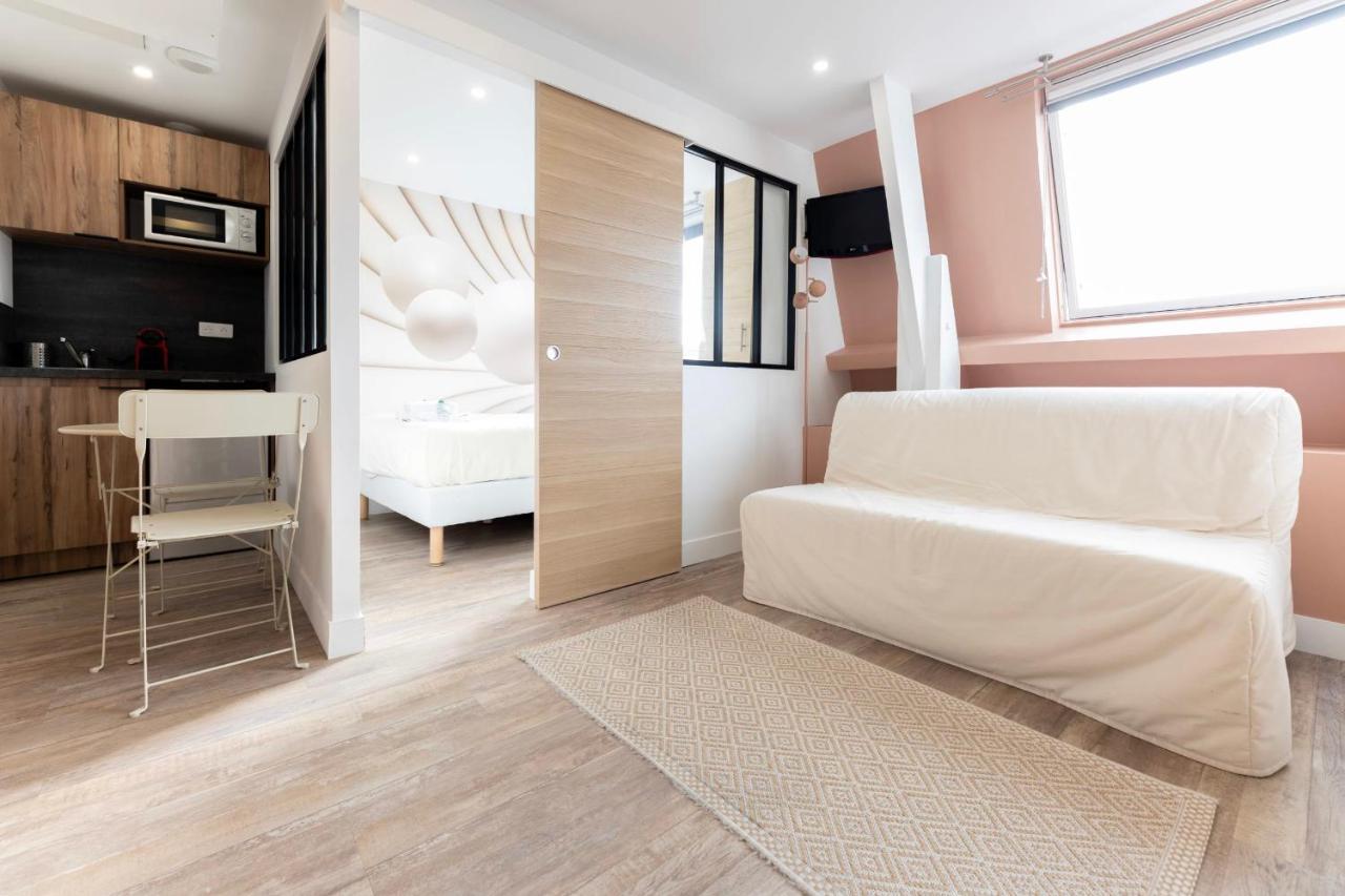 Amazing Apartment Under The Roof In Paris 8Th Bagian luar foto